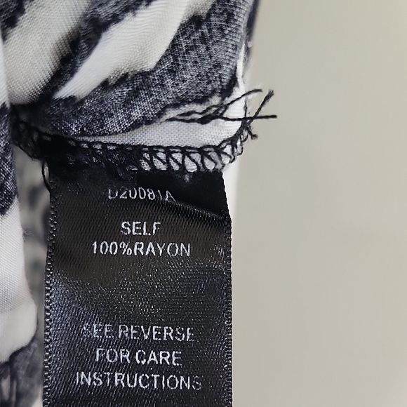 Zebra Print Maxi Dress – Flowy, Elegant & Trendy Opening on One Side - Picture 3 of 11